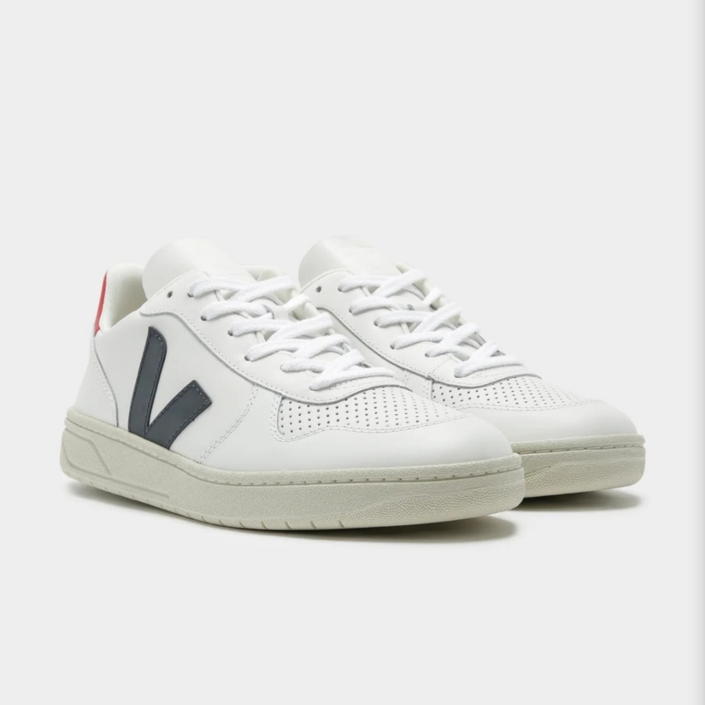 VEJA V-10 Leather White Nautico Pekin Sneakers. Size 41. Unisex.
